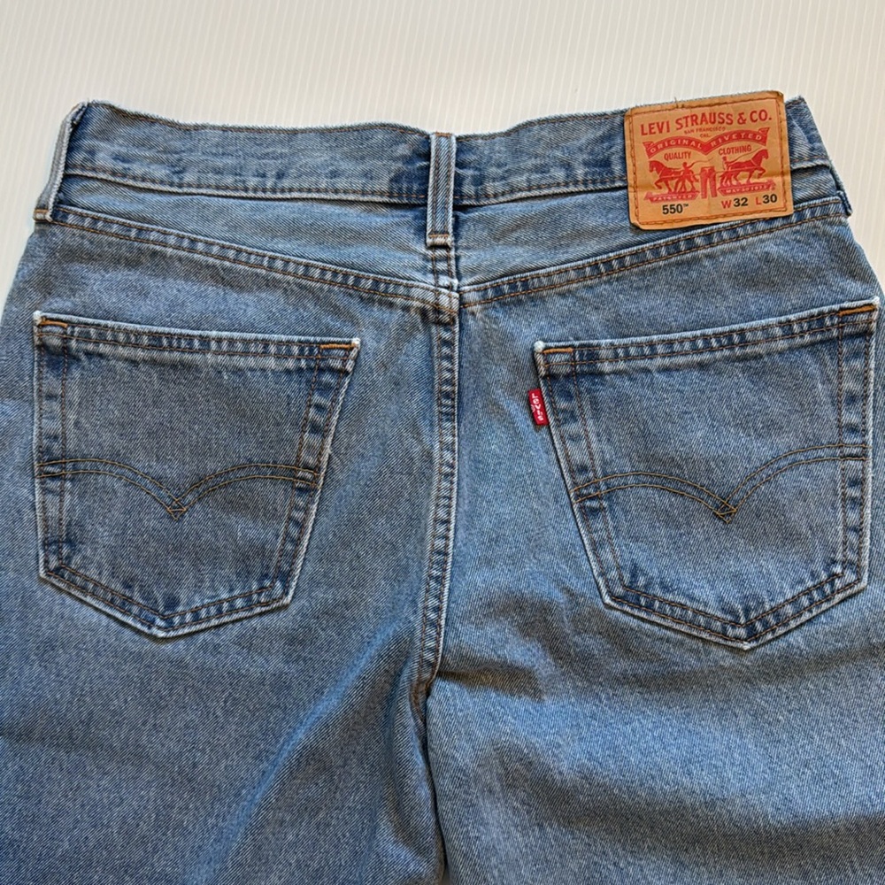 Levi's Men's Light Wash 100% cotton Blue Jeans.  Size 32 x 30